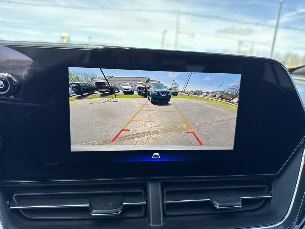 Used 2025 Chevrolet Trax RS w/ Sunroof Package FWD image 17
