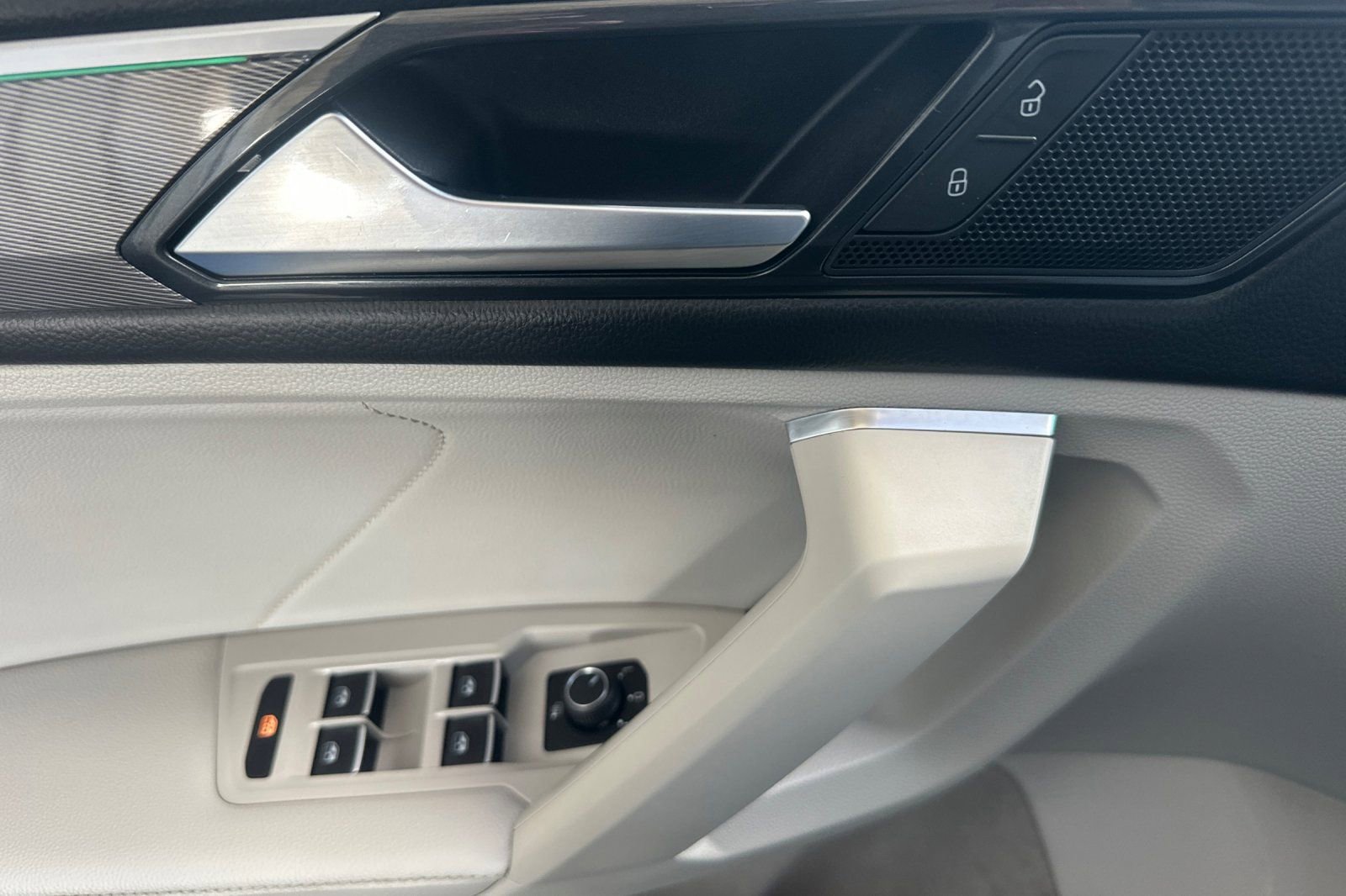 Certified 2023 Volkswagen Tiguan SE R-Line FWD image 11