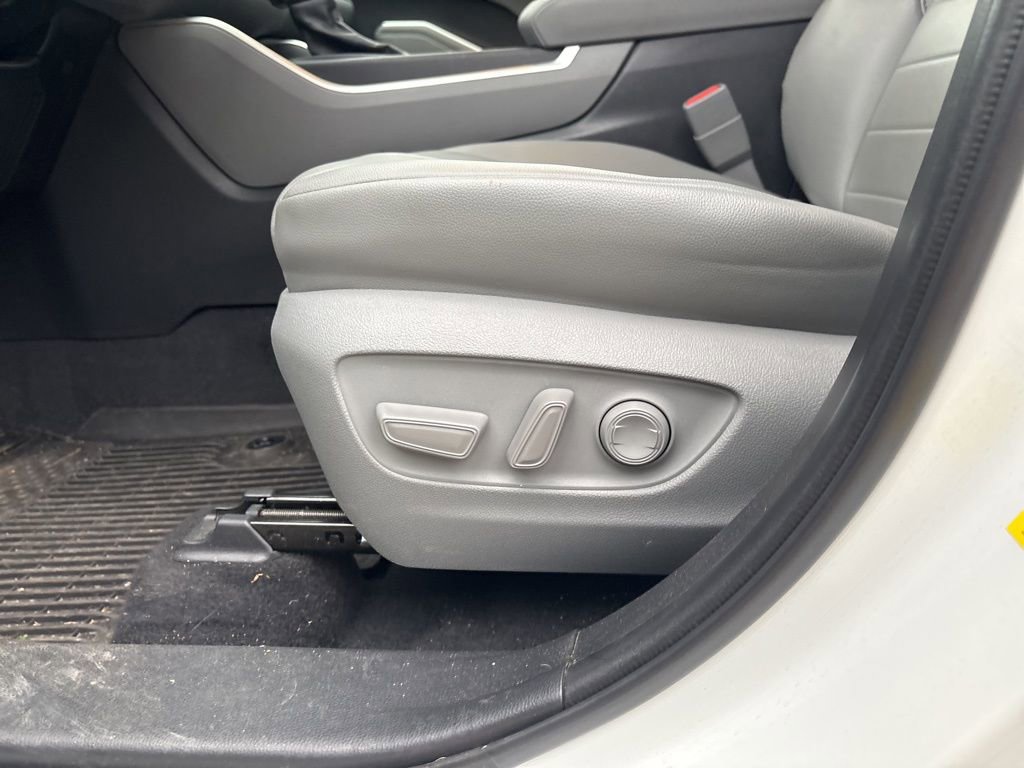 Used 2022 Toyota Highlander XLE image 10