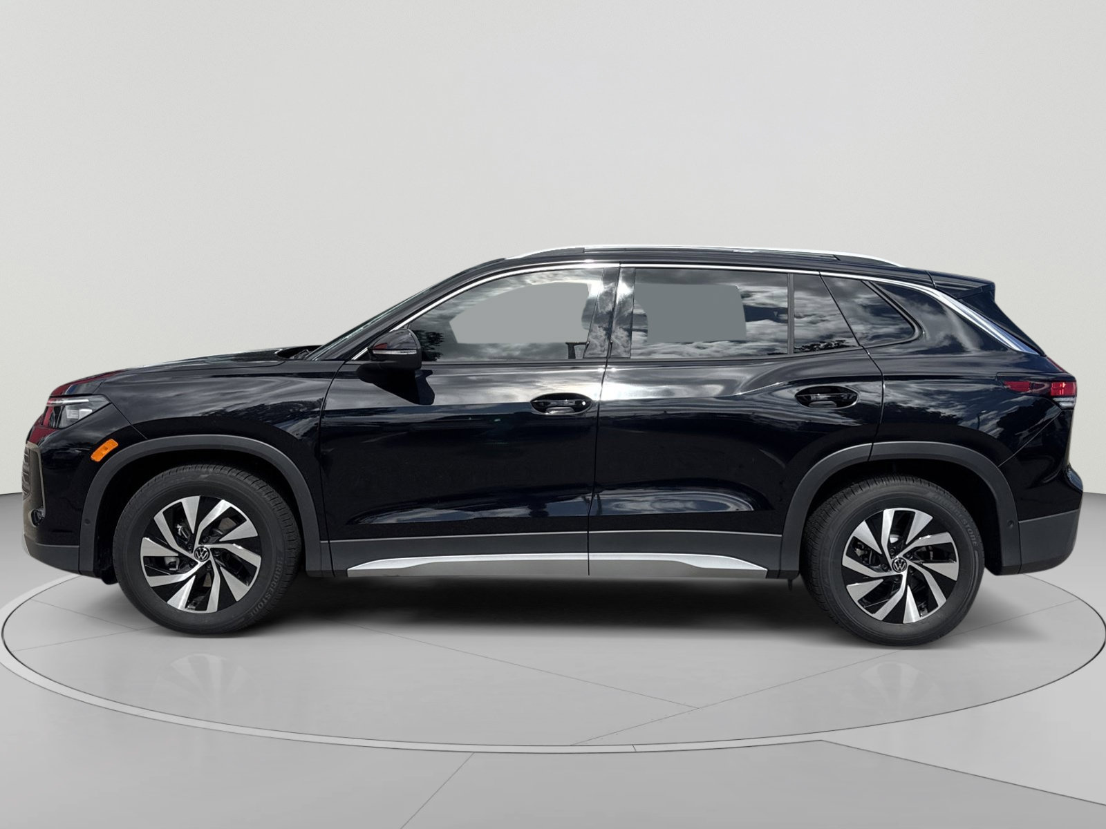 New 2026 Volkswagen Tiguan S FWD image 5