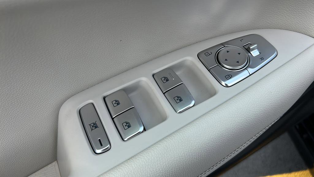 Used 2025 Genesis G70 2.5T image 10