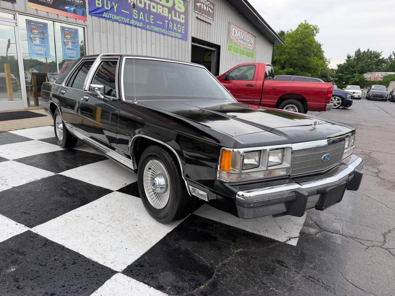 Used 1991 Ford LTD Crown Victoria RWD image 4