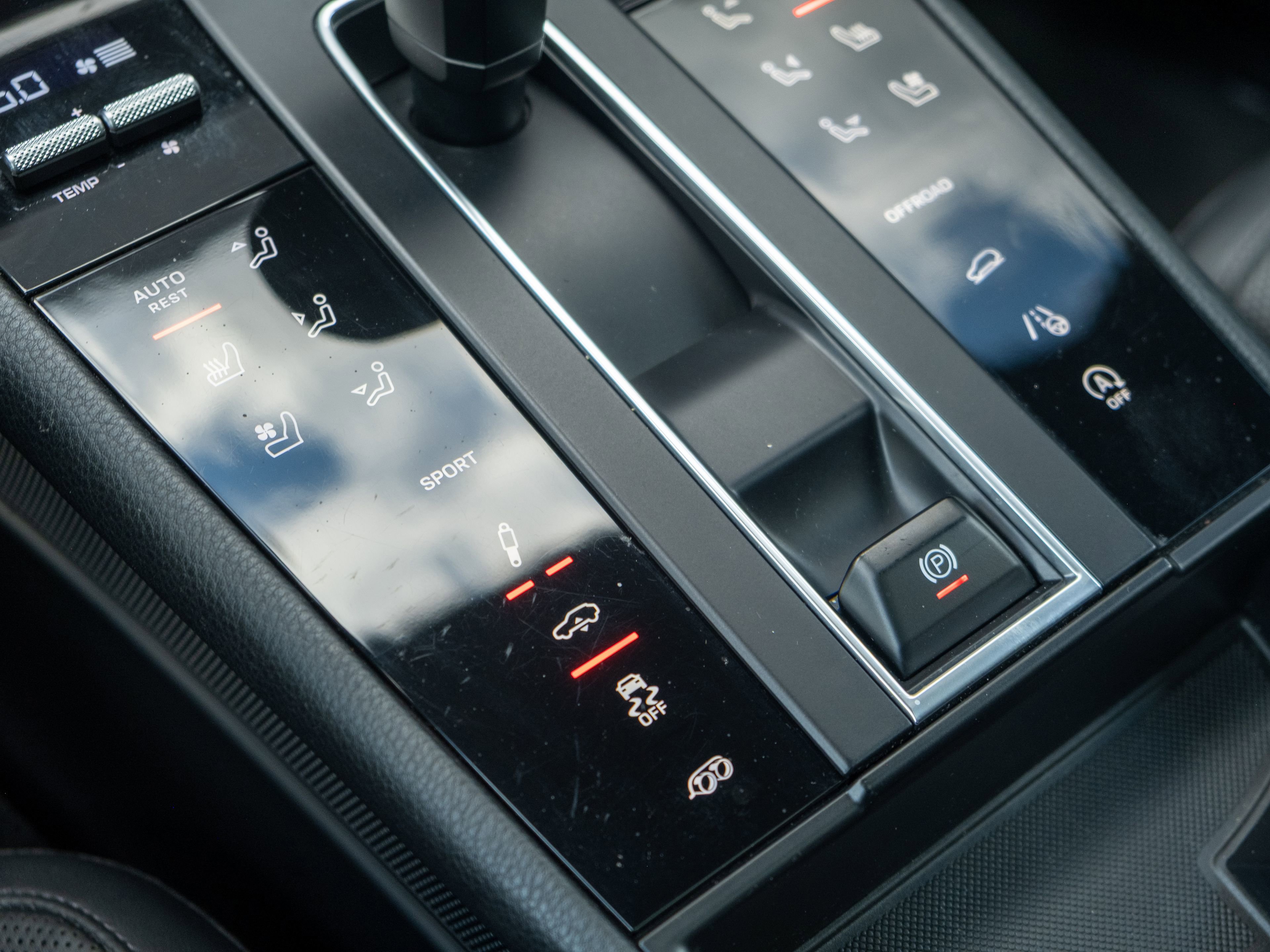 Certified 2023 Porsche Macan S AWD/4WD image 33
