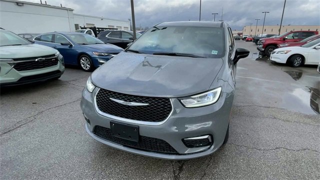 Used 2025 Chrysler Pacifica Select image 5