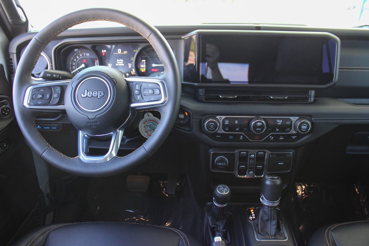 Used 2024 Jeep Wrangler Unlimited Sahara w/ Technology Group AWD/4WD image 11