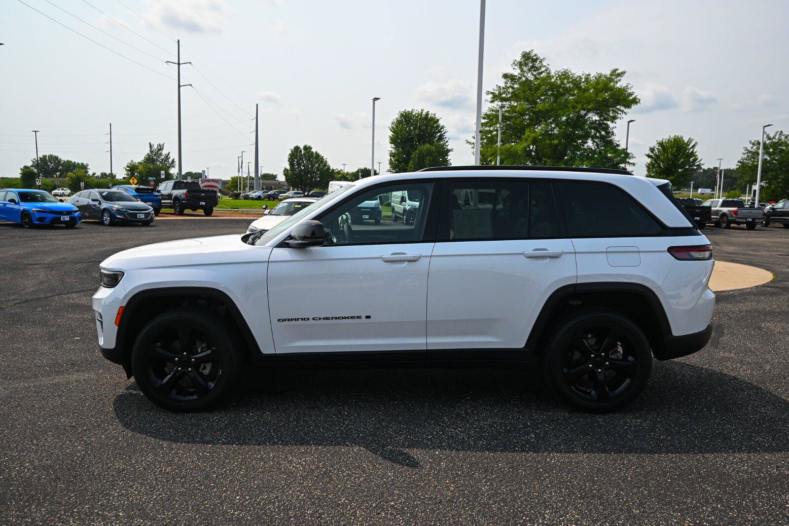 Used 2023 Jeep Grand Cherokee Altitude AWD/4WD image 8