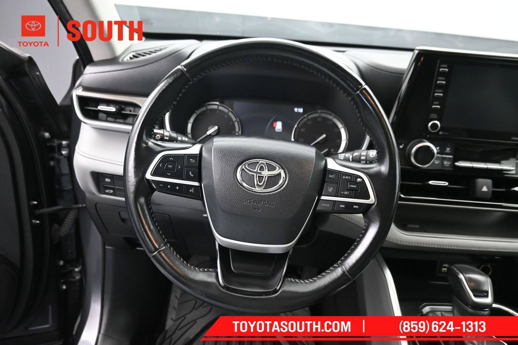 Used 2022 Toyota Highlander XLE AWD/4WD image 22