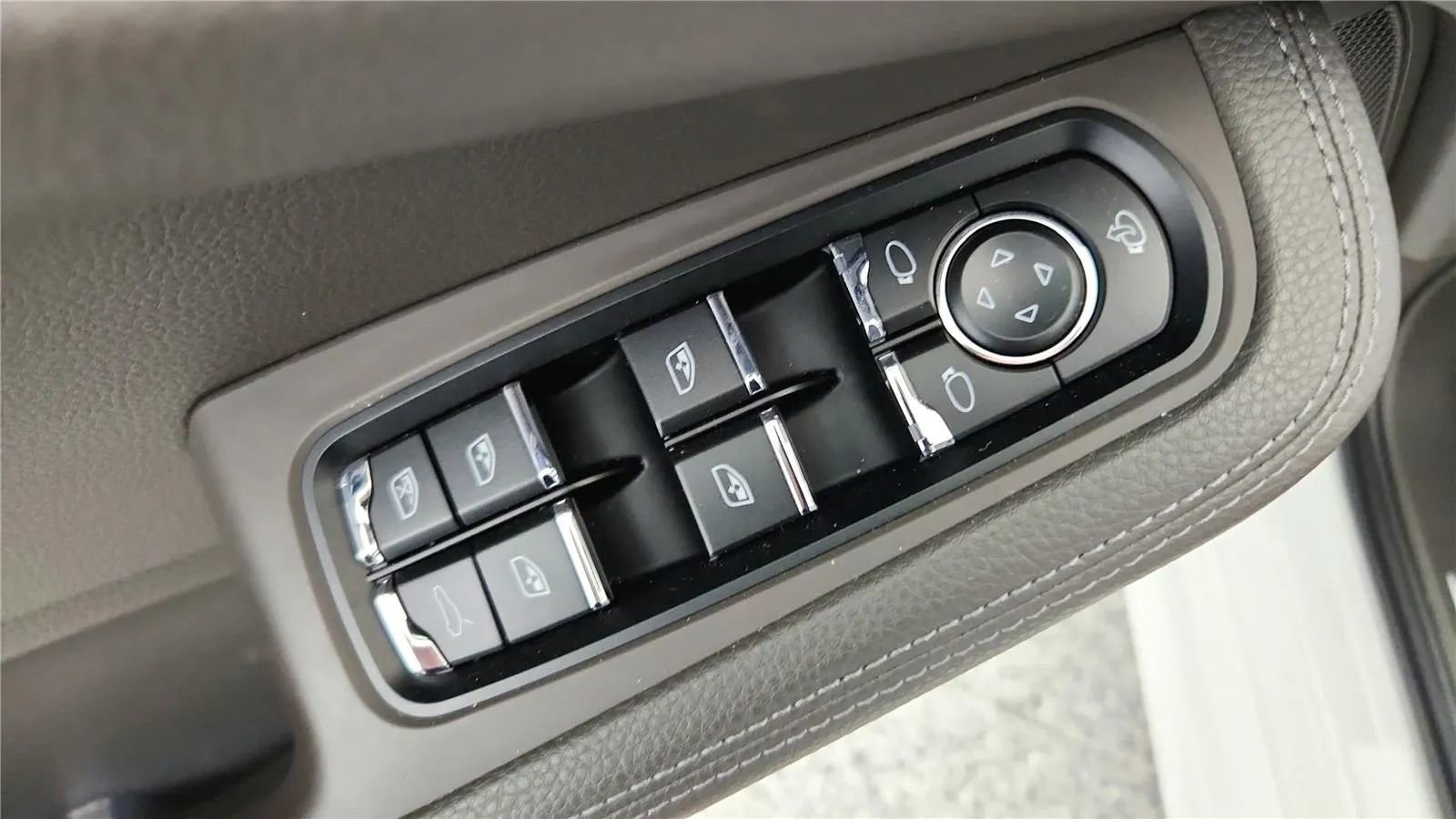 Used 2022 Porsche Macan S AWD/4WD image 32