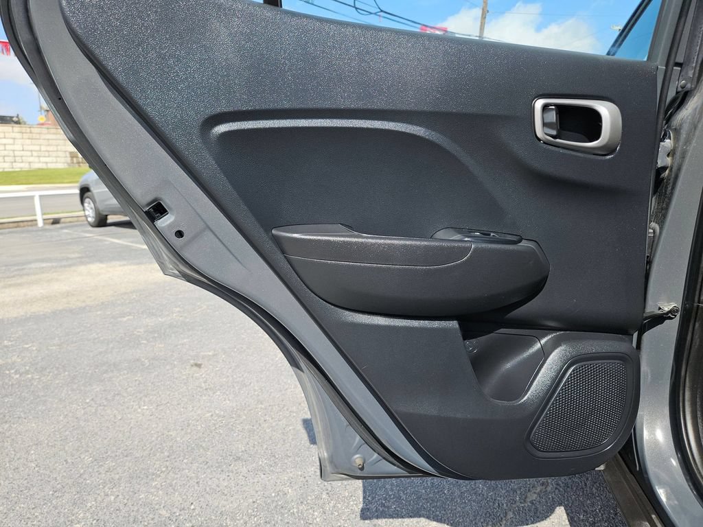 Used 2025 Hyundai Venue SEL FWD image 18