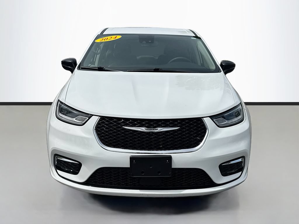 Used 2024 Chrysler Pacifica Touring-L FWD image 2