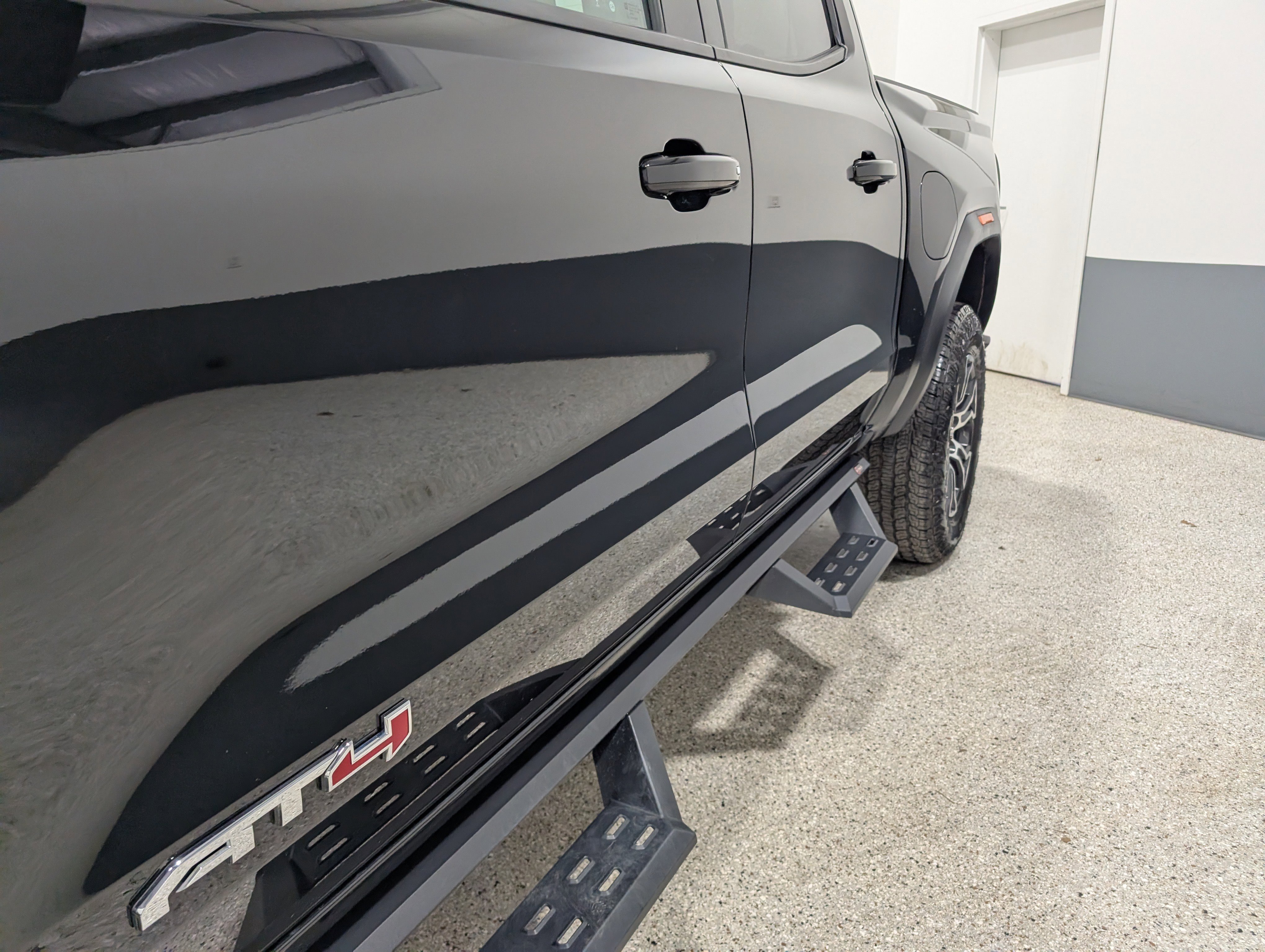 Used 2024 GMC Canyon AT4 w/ Technology Package AWD/4WD image 9