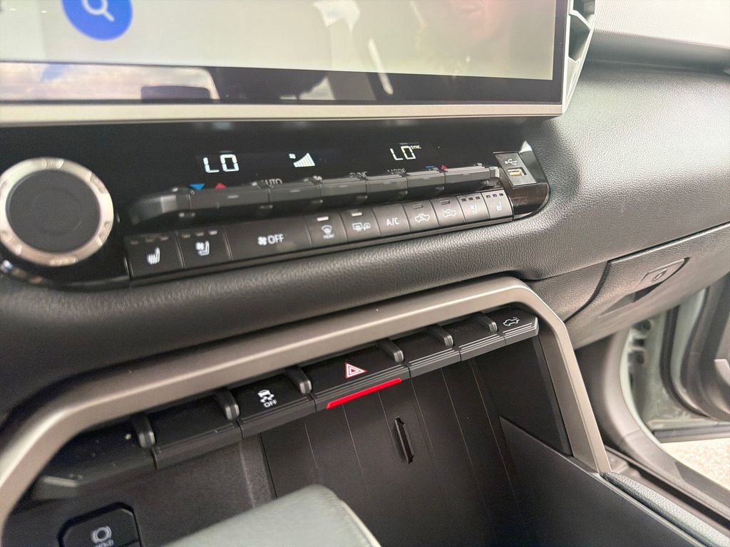 Used 2025 Toyota Tundra Limited AWD/4WD image 34