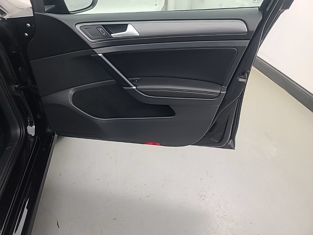 Used 2018 Volkswagen Golf SE FWD image 12