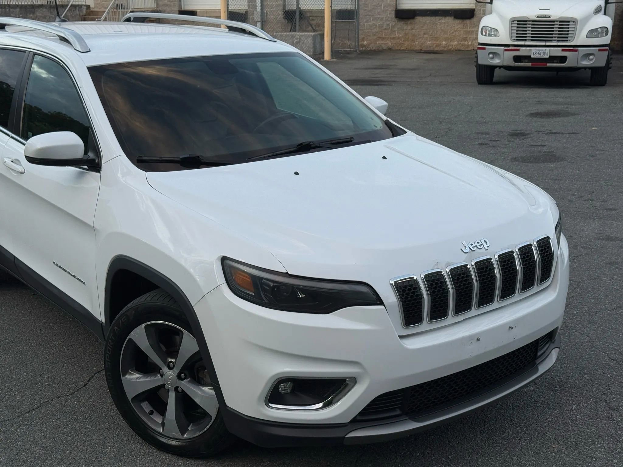 Used 2019 Jeep Cherokee Limited image 7