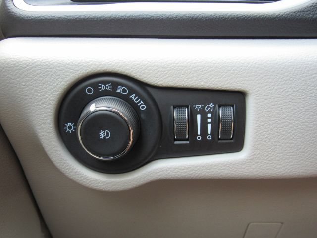 Used 2024 Chrysler Pacifica Touring-L FWD image 42