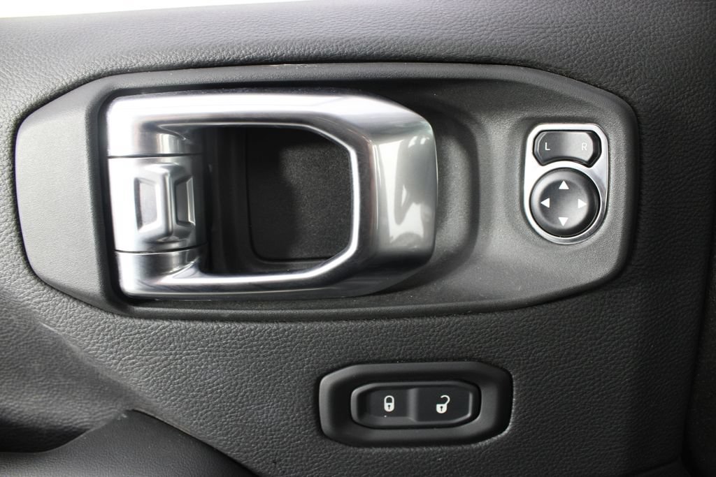 Used 2025 Jeep Wrangler Unlimited Sahara AWD/4WD image 13