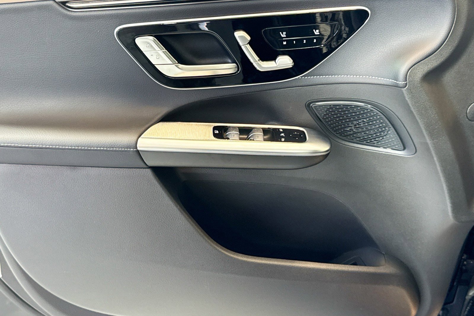New 2026 Mercedes-Benz EQE 320 4MATIC SUV image 18