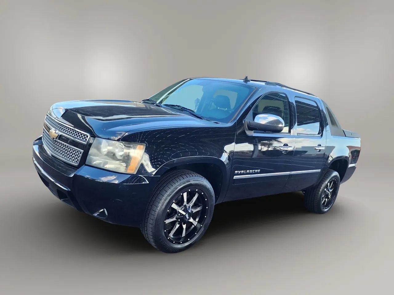 Used 2011 Chevrolet Avalanche LTZ AWD/4WD image 2