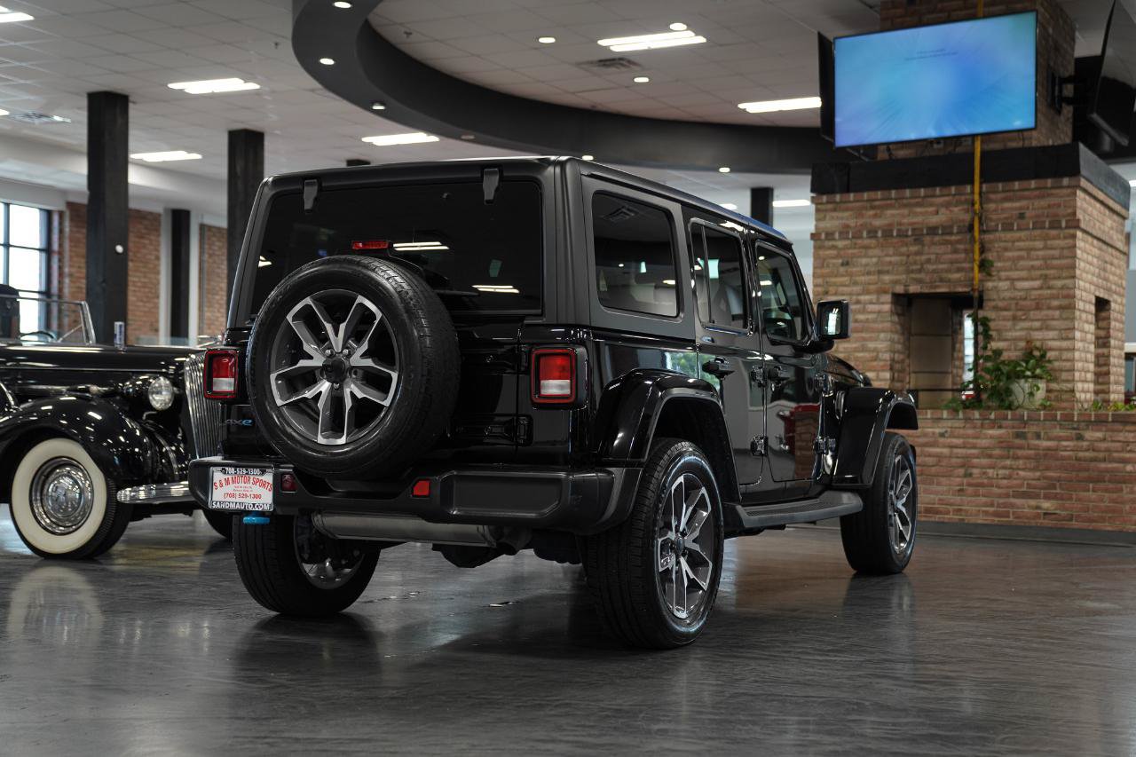 Used 2024 Jeep Wrangler Unlimited w/ Convenience Group AWD/4WD image 13