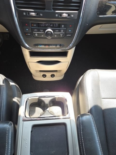 Used 2012 Chrysler Town & Country Touring-L w/ Driver Convenience Group FWD image 19