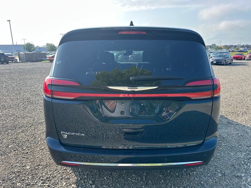 Used 2025 Chrysler Pacifica Select FWD image 7