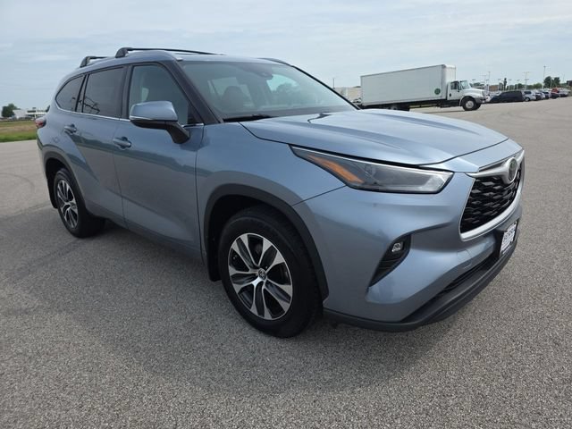 Used 2022 Toyota Highlander XLE AWD/4WD image 15
