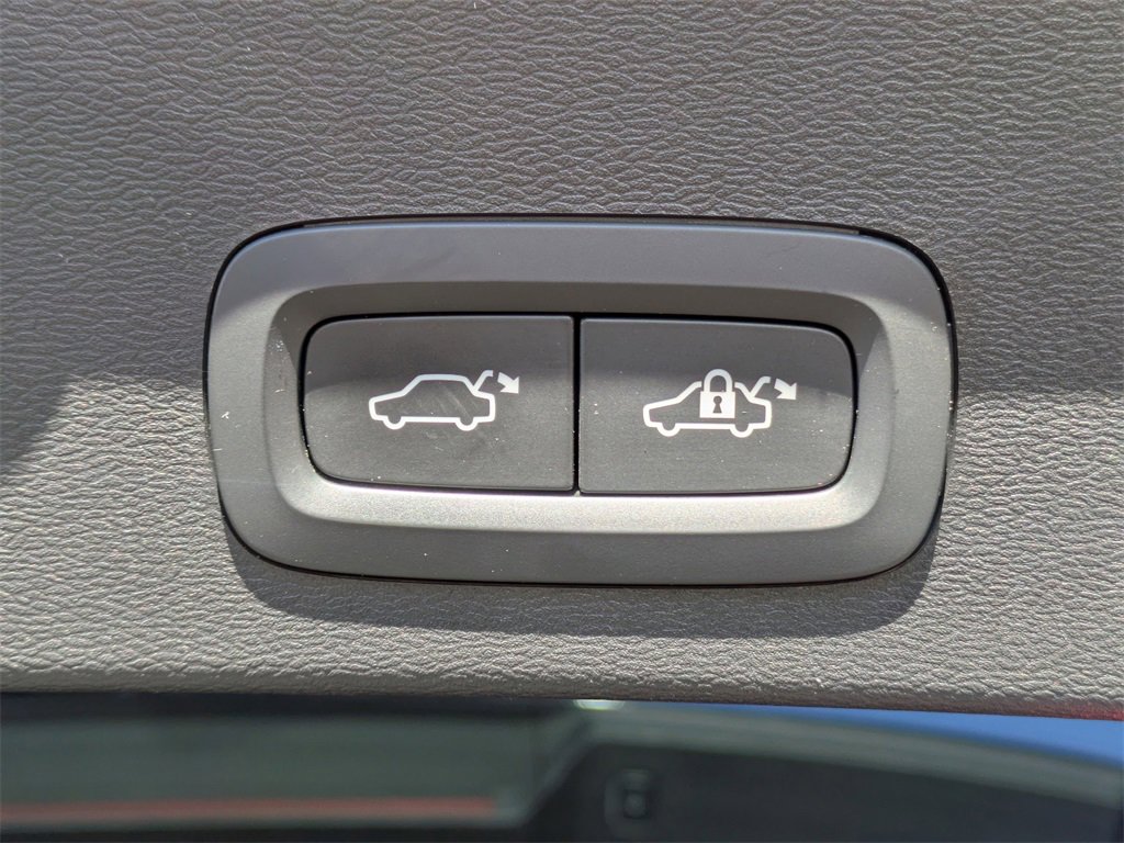 Used 2021 Volvo XC40 T5 R-Design w/ Climate Package image 14