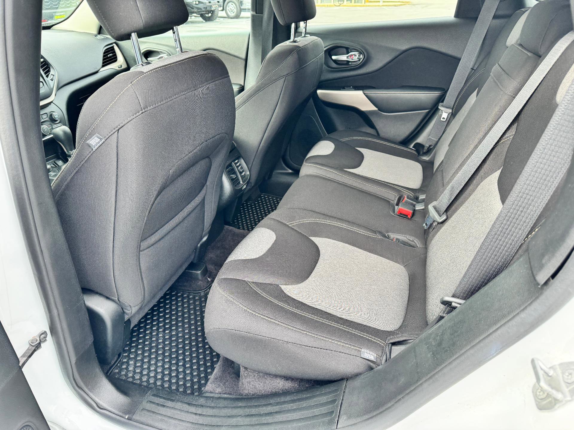 Used 2018 Jeep Cherokee Latitude w/ Cold Weather Group image 13