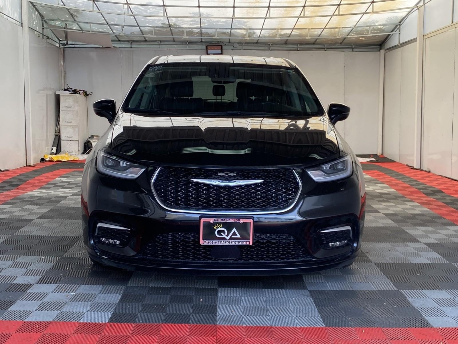 Used 2024 Chrysler Pacifica Touring-L FWD image 2
