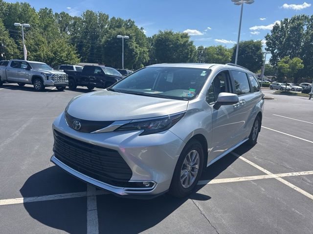 Used 2024 Toyota Sienna XLE FWD image 9