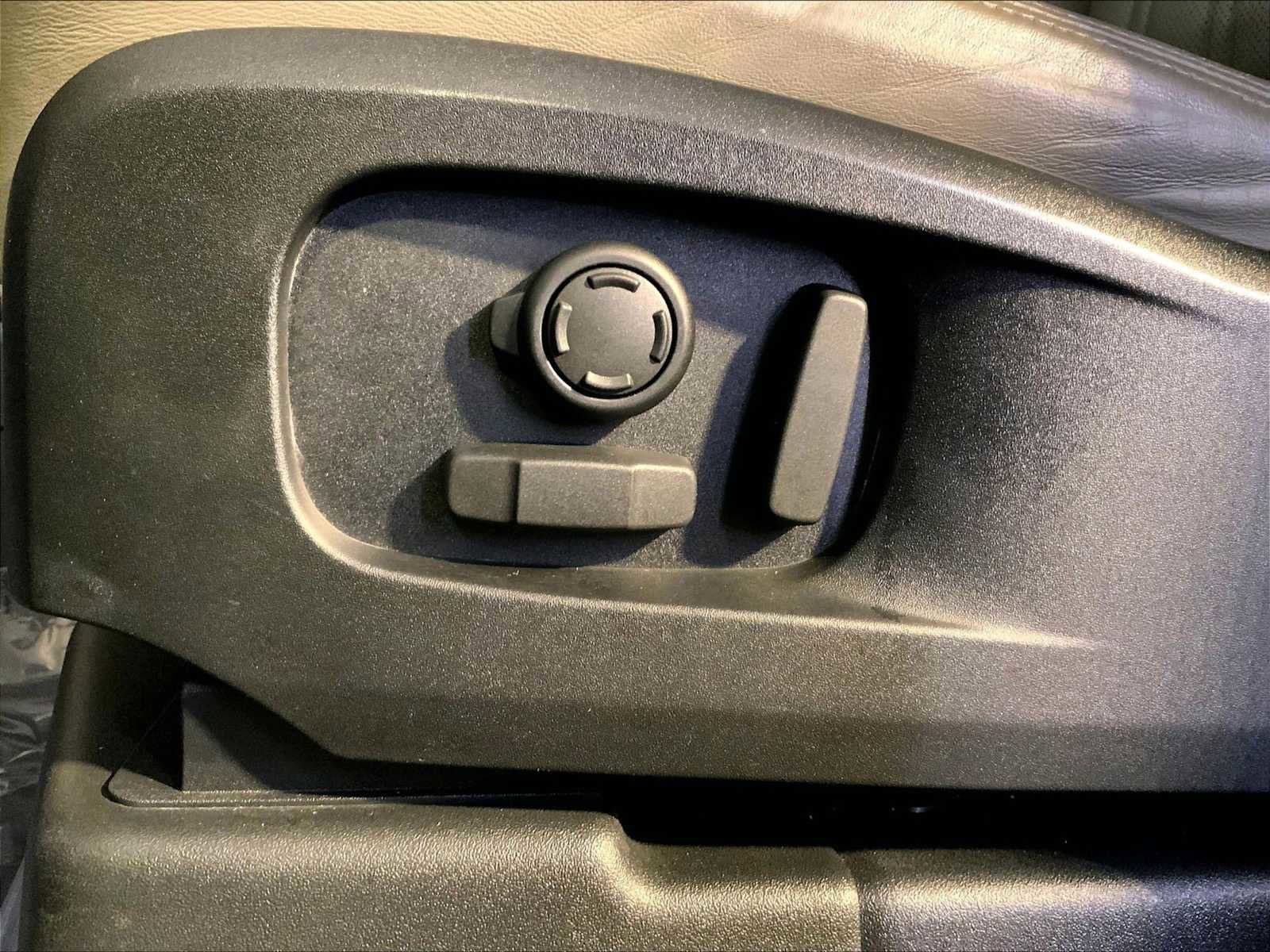 Used 2020 Land Rover Defender 110 SE image 39