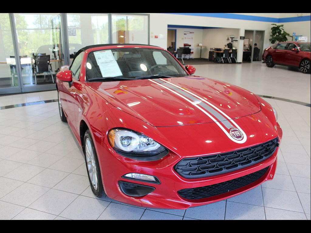 Used 2019 FIAT 124 Spider Classica w/ Technology Group RWD image 3