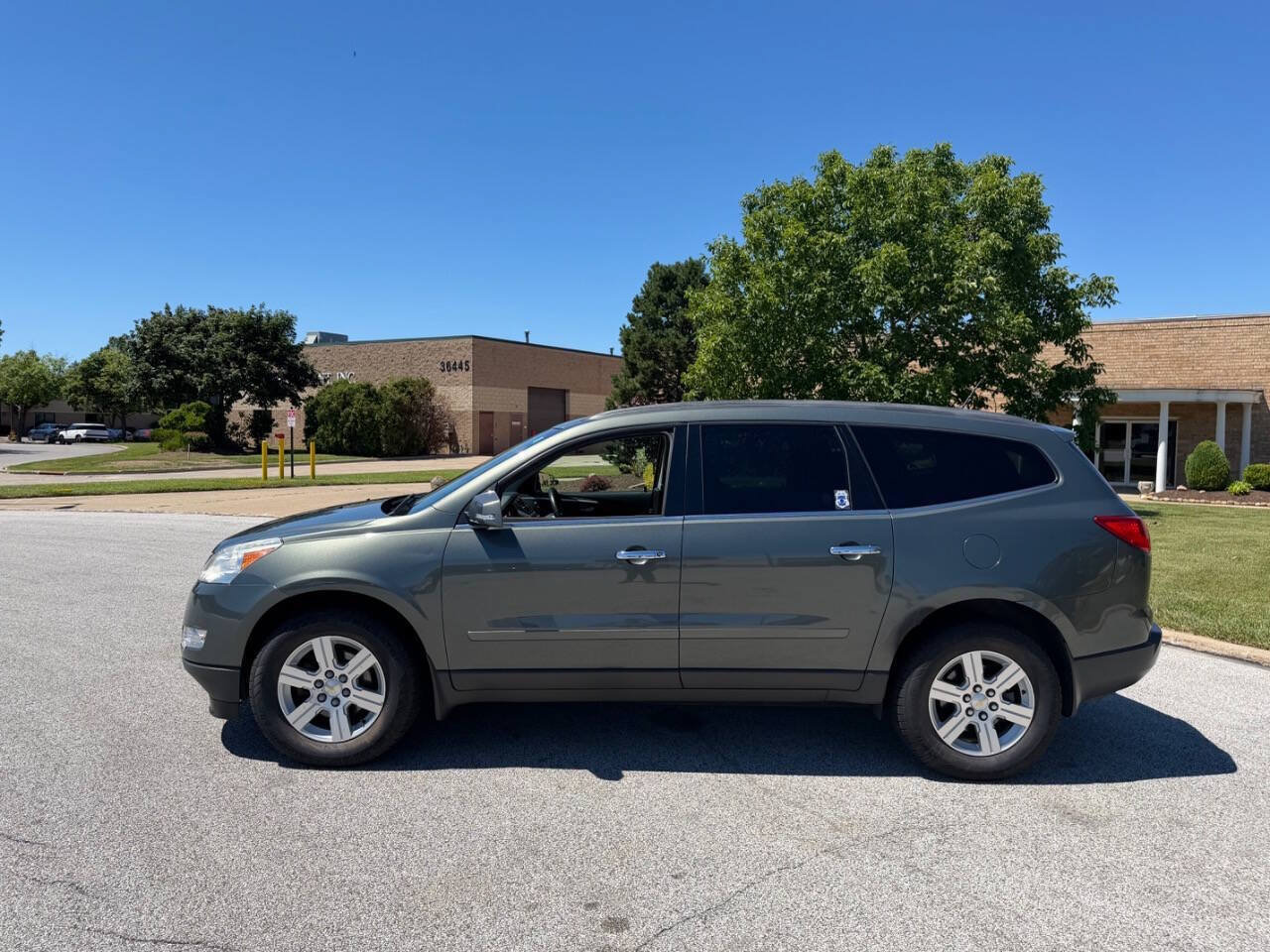 Used 2011 Chevrolet Traverse LT FWD image 3