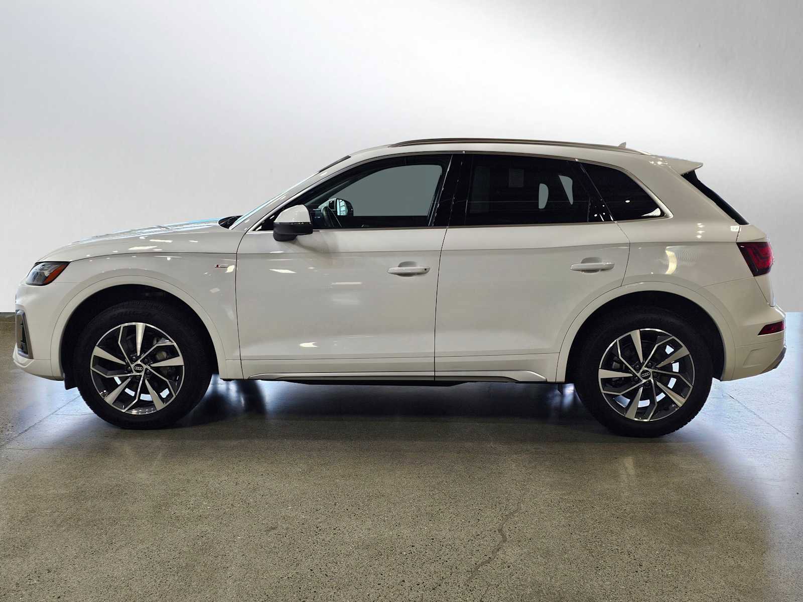 Used 2023 Audi Q5 2.0T Premium Plus w/ Premium Plus Package AWD/4WD image 4