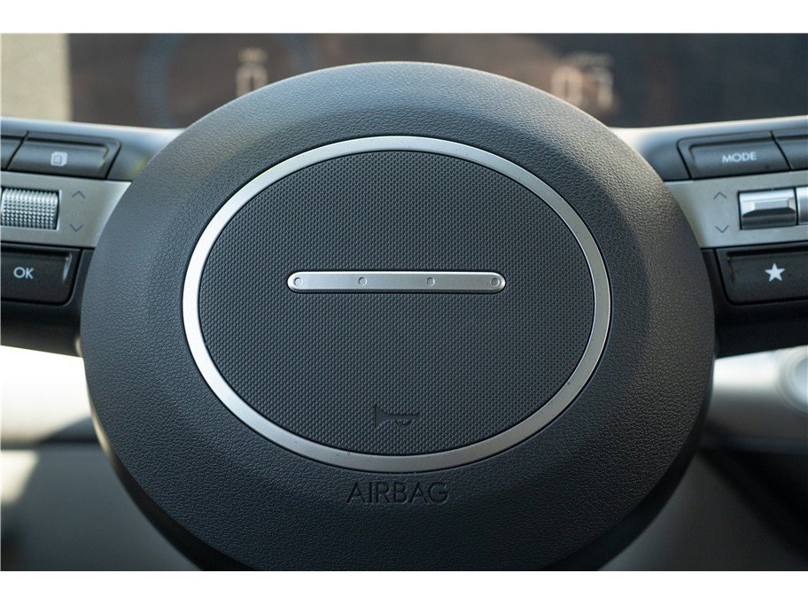 Used 2025 Hyundai Kona SEL FWD image 2