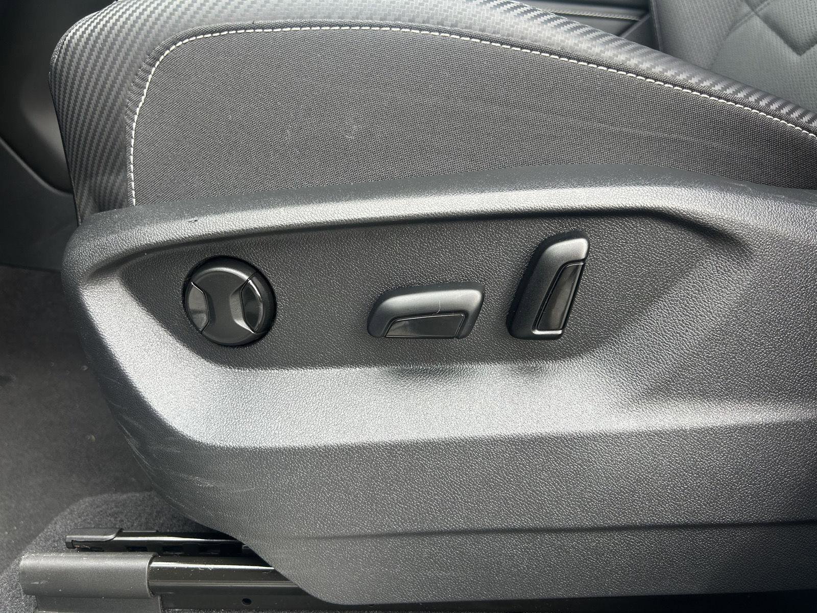 Used 2024 Volkswagen Atlas Cross Sport SE image 12