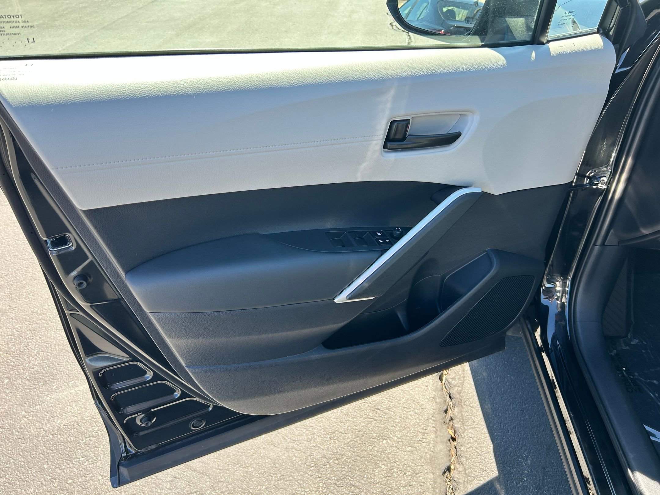 Certified 2025 Toyota Corolla Cross LE image 9