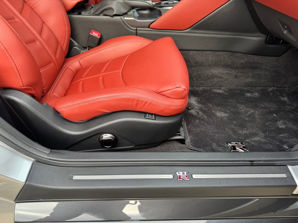 Used 2017 Nissan GT-R Premium w/ Premium Interior Package image 44