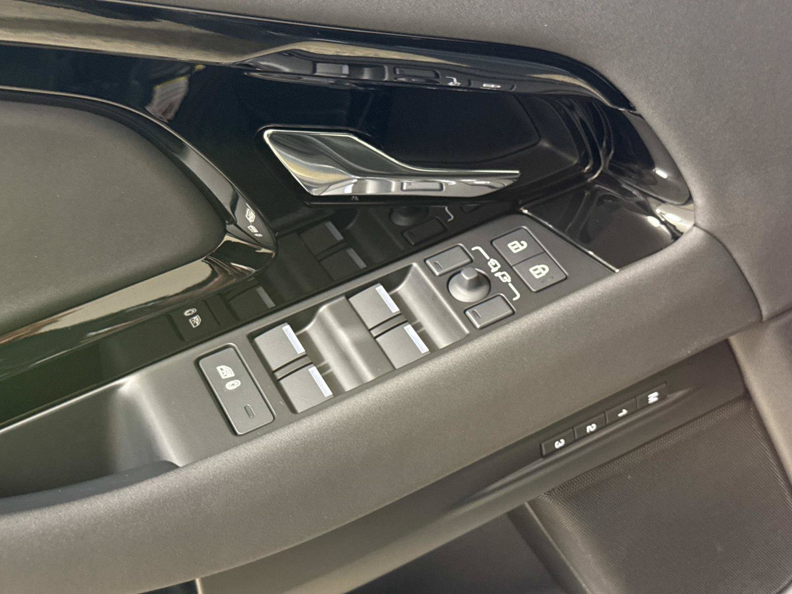 New 2026 Land Rover Range Rover Evoque S AWD/4WD image 19