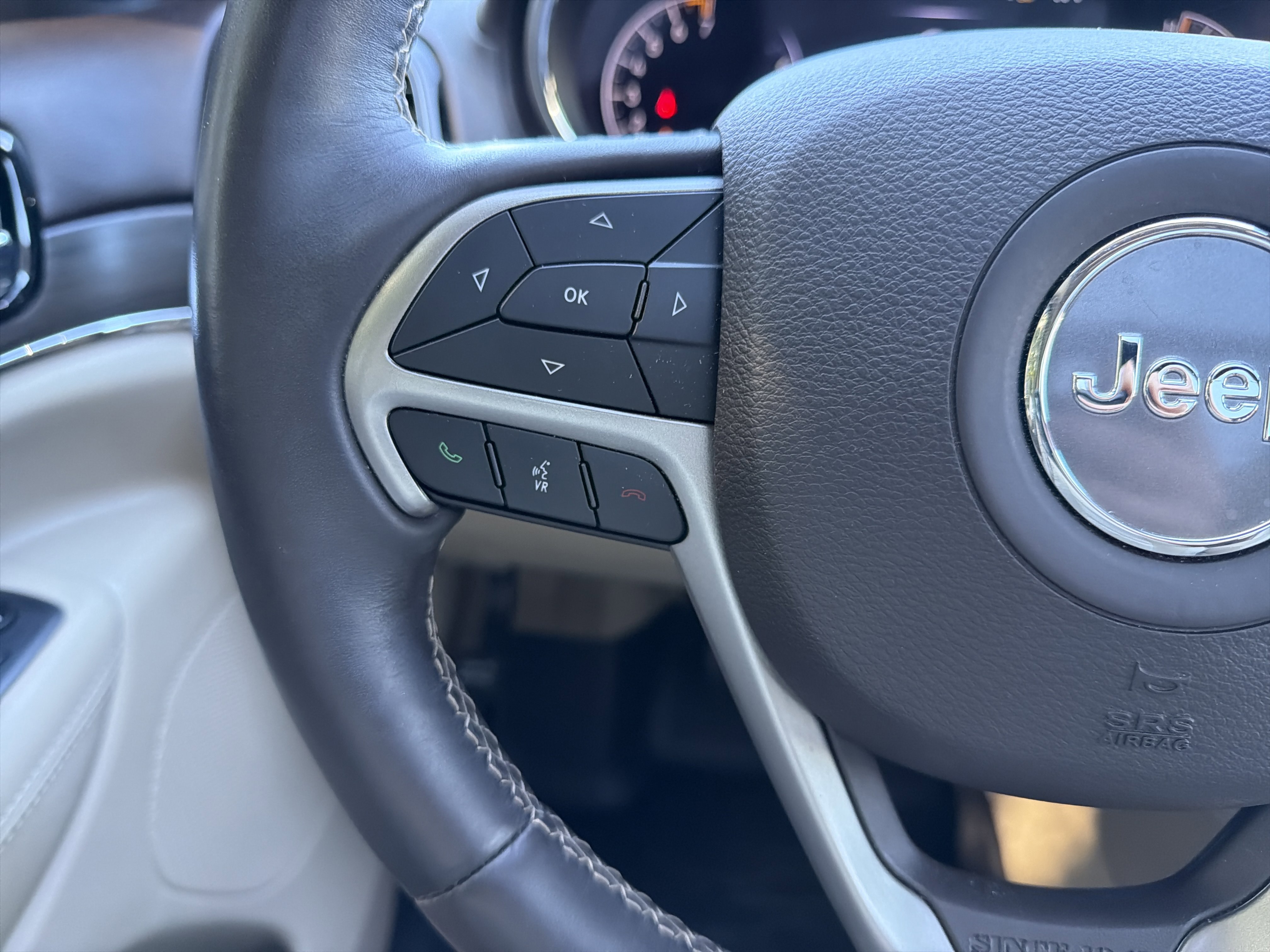 Used 2019 Jeep Grand Cherokee Overland AWD/4WD image 18