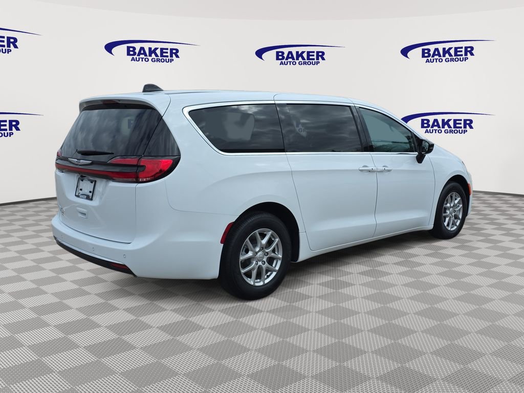 New 2026 Chrysler Pacifica Select image 3