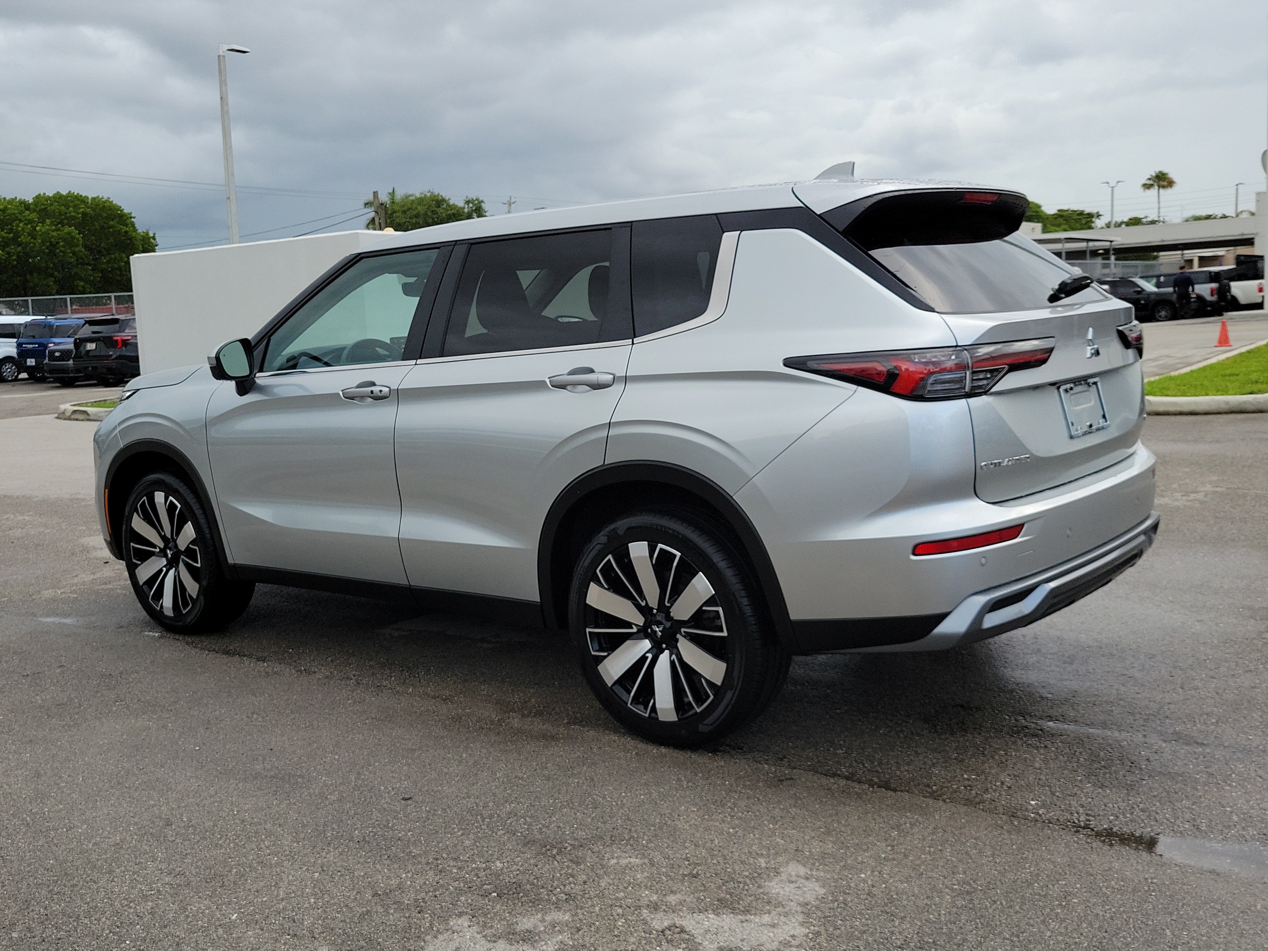 Used 2025 Mitsubishi Outlander SE FWD image 7