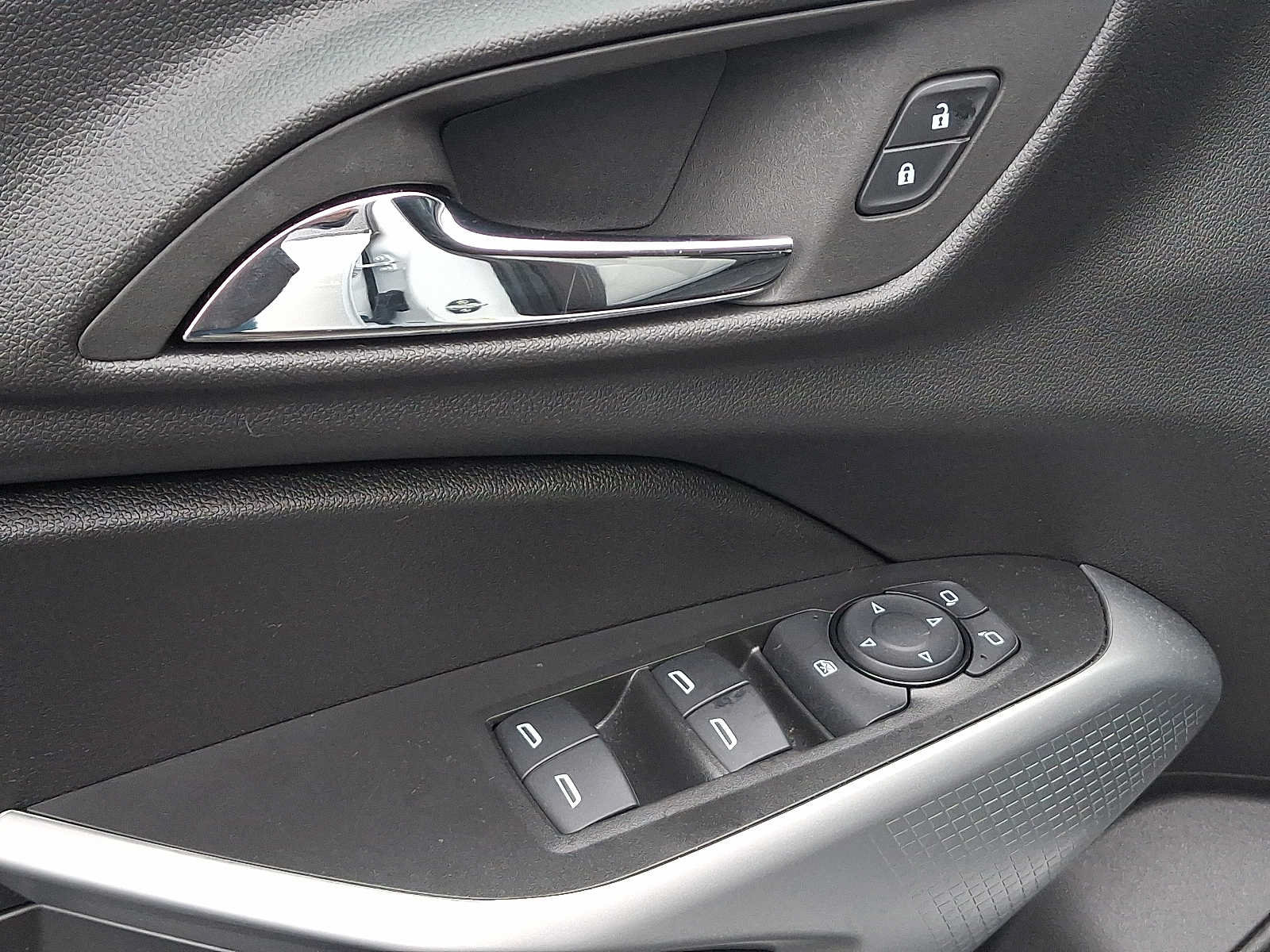 Used 2025 Chevrolet Trax LS w/ LS Convenience Package FWD image 12