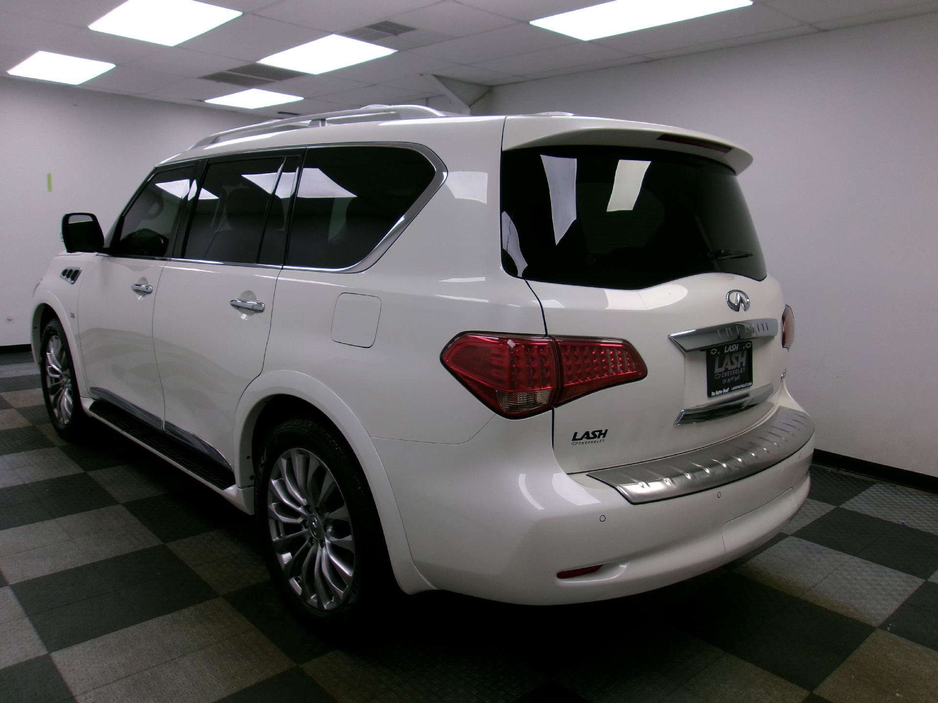 Used 2016 INFINITI QX80 4WD w/ Deluxe Technology Package image 2