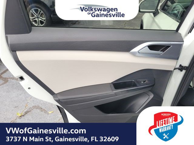 Used 2025 Volkswagen Taos SE FWD image 13