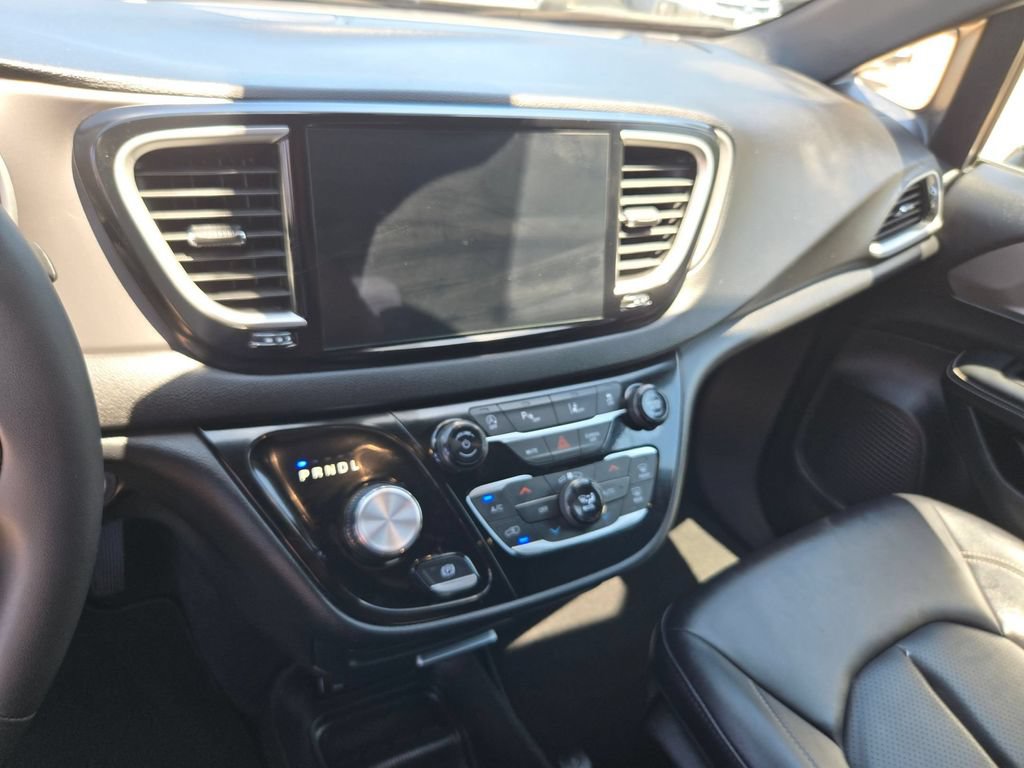 Used 2025 Chrysler Pacifica Select FWD image 18