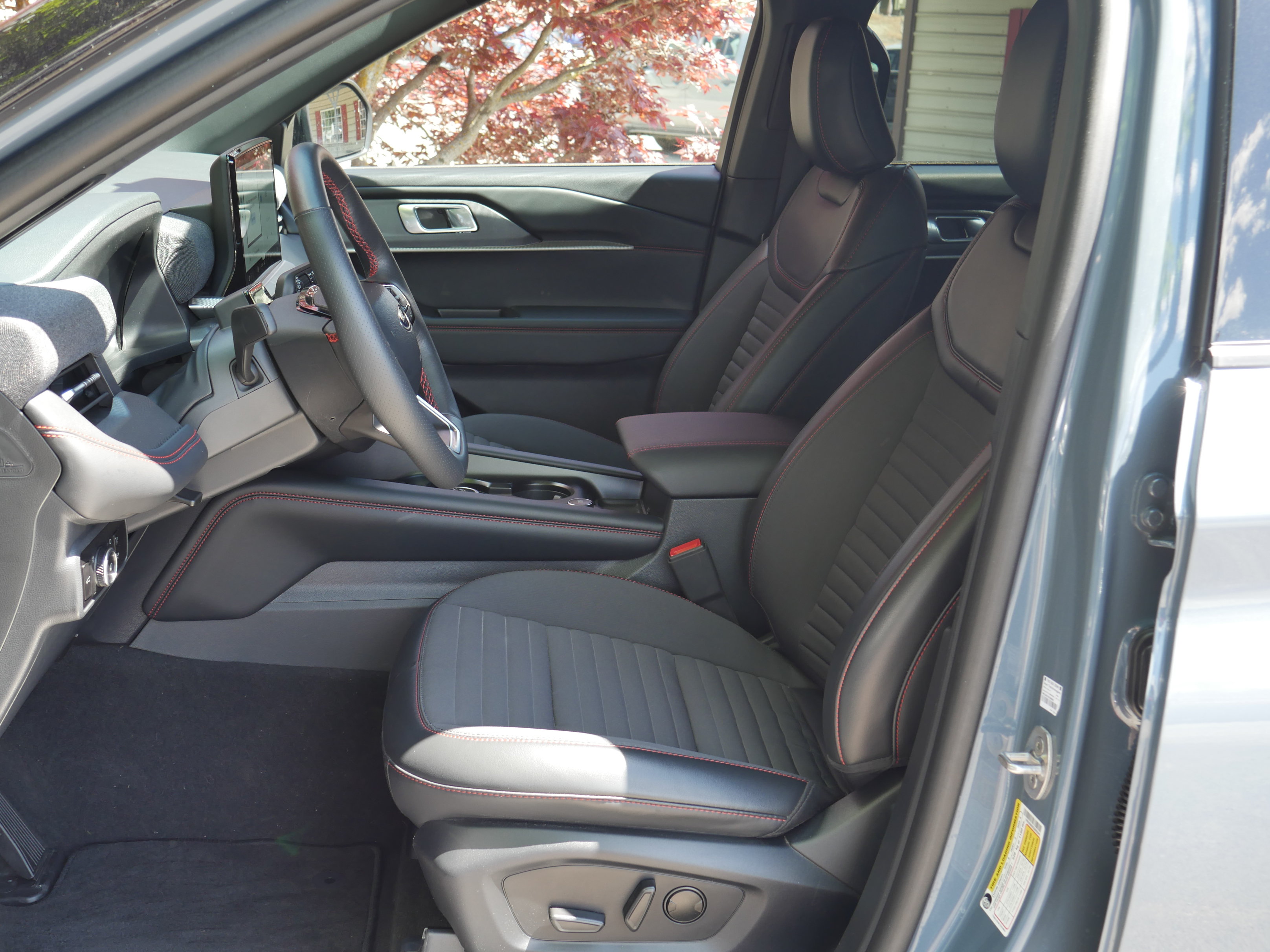 Used 2025 Ford Explorer ST-Line w/ Premium Package AWD/4WD image 3