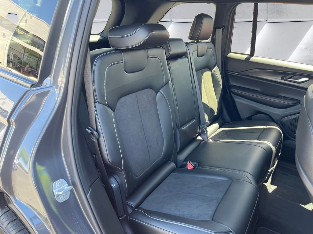 Used 2025 Jeep Grand Cherokee Altitude AWD/4WD image 16