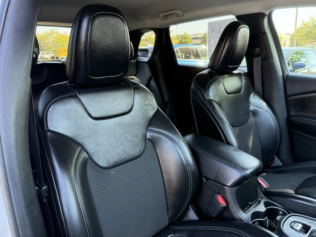 Used 2019 Jeep Cherokee Latitude Plus image 16