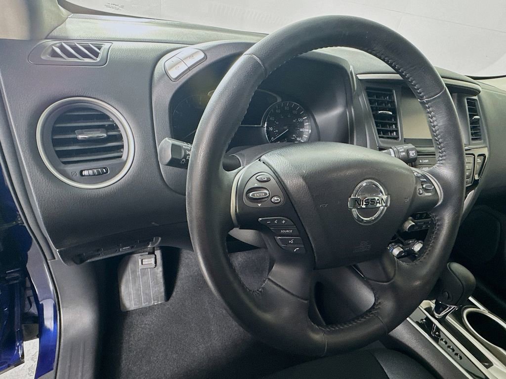 Used 2018 Nissan Pathfinder SV image 11